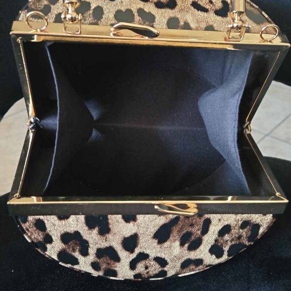 Leopard Print Elegant Leopard Print To Collectors - Picture 3 of 4